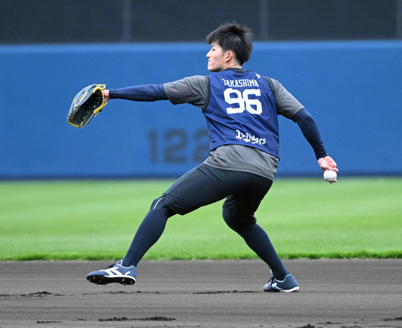 新人合同自主トレでキャッチボールを行うオリックス高島（撮影・前岡正明）