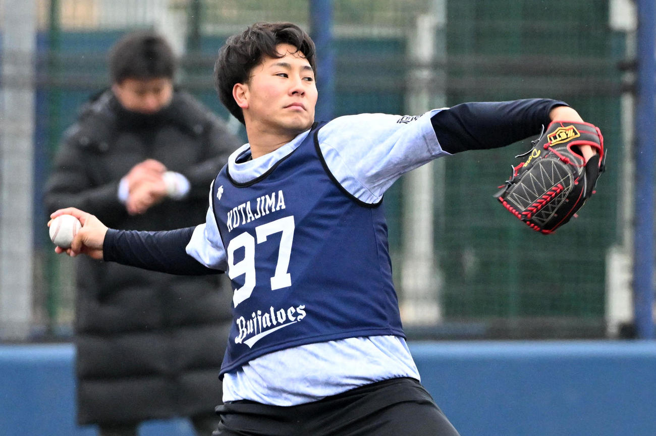 新人合同自主トレでキャッチボールを行うオリックス古田島（撮影・前岡正明）