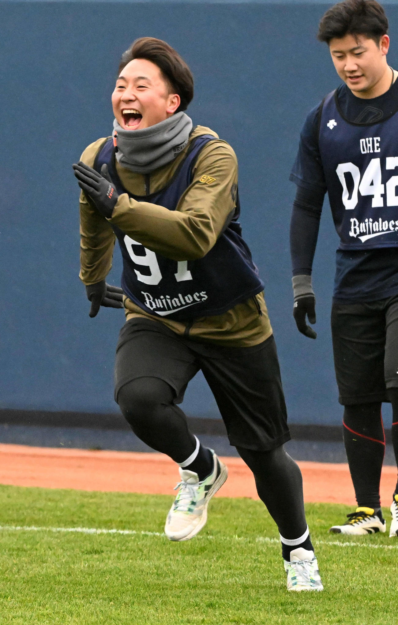 新人合同自主トレで軽快な動きを見せるオリックス古田島（撮影・前岡正明）