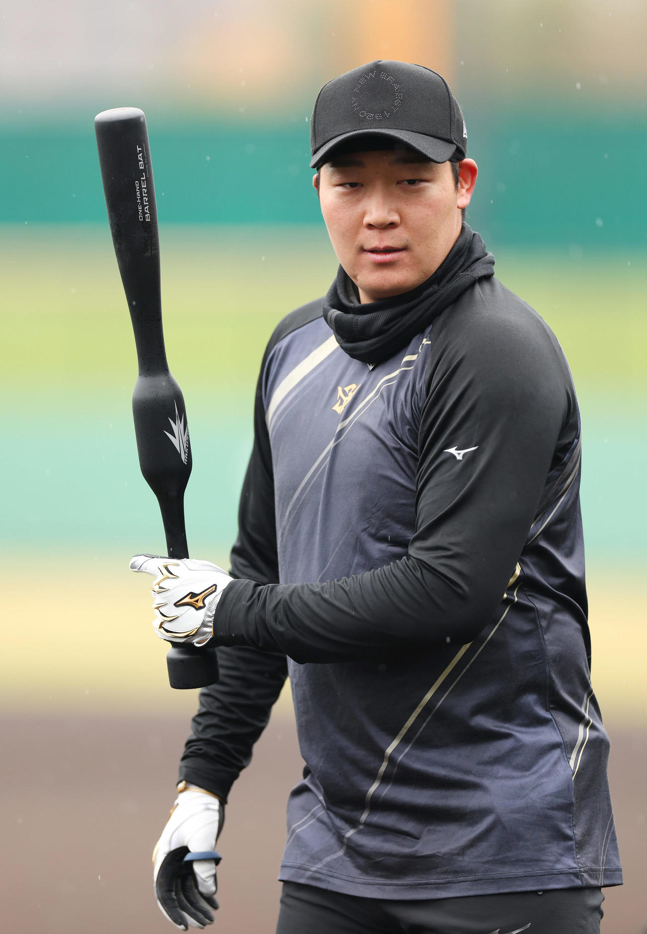自主トレを公開し特殊なバットでティー打撃を行う阪神大山（撮影・前田充）