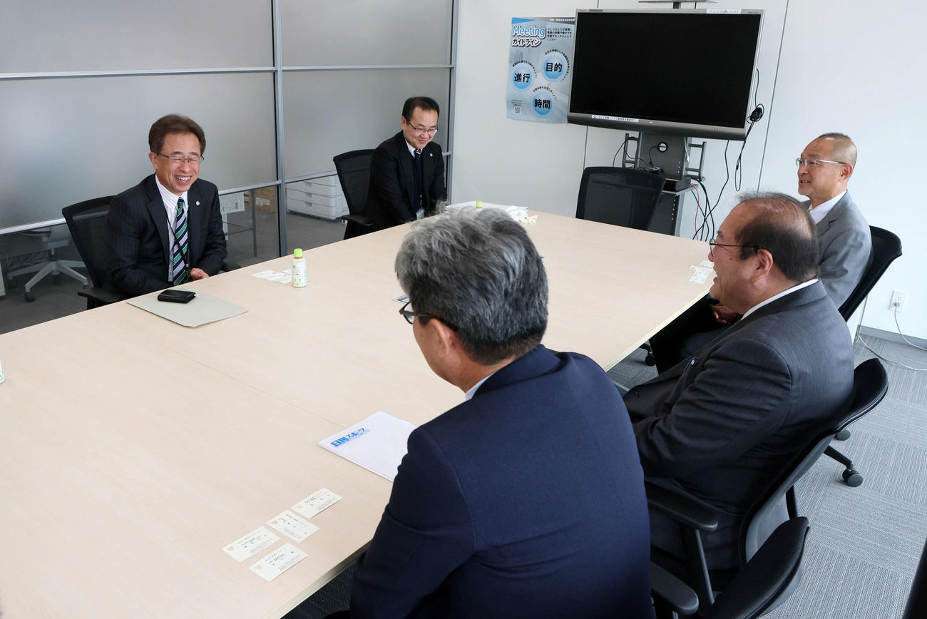 本社を訪れた阪神粟井球団社長（左）ら（撮影・加藤哉）