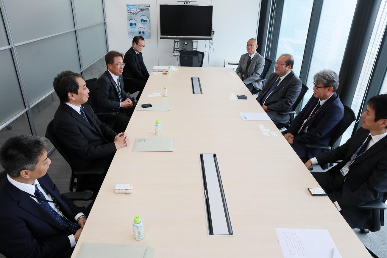 本社を訪れた阪神粟井球団社長（左）ら。右から3人目は日刊スポーツ新聞西日本の橘社長（撮影・加藤哉）