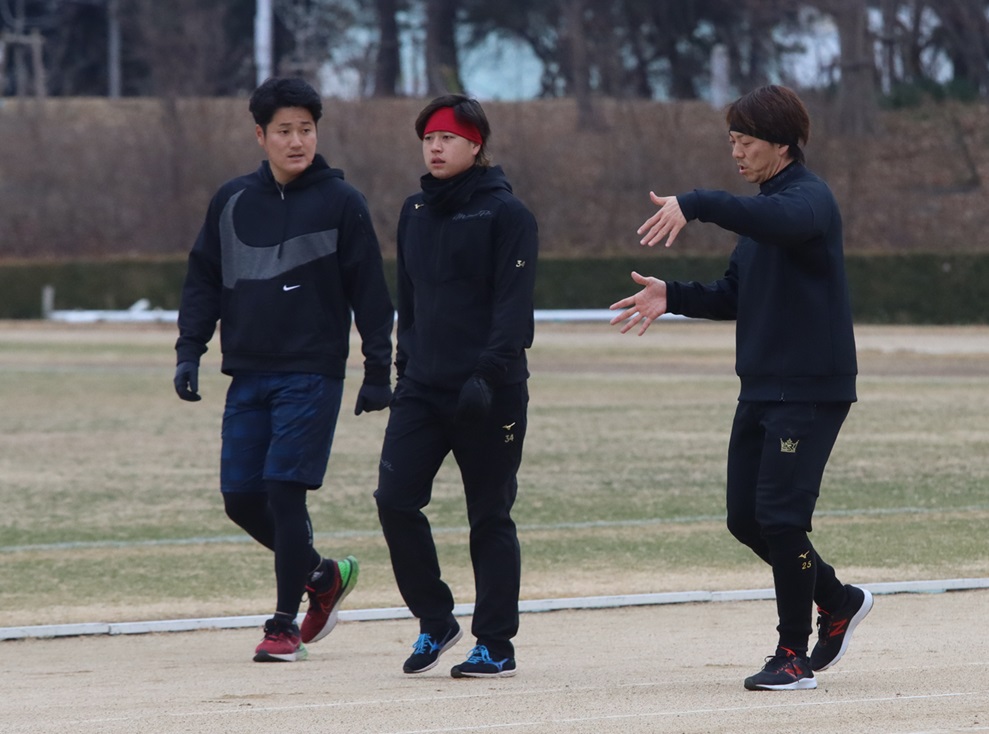芦屋市内で合同自主トレをする日本ハムの（左から）山本晃、堀、宮西（撮影・永野高輔）