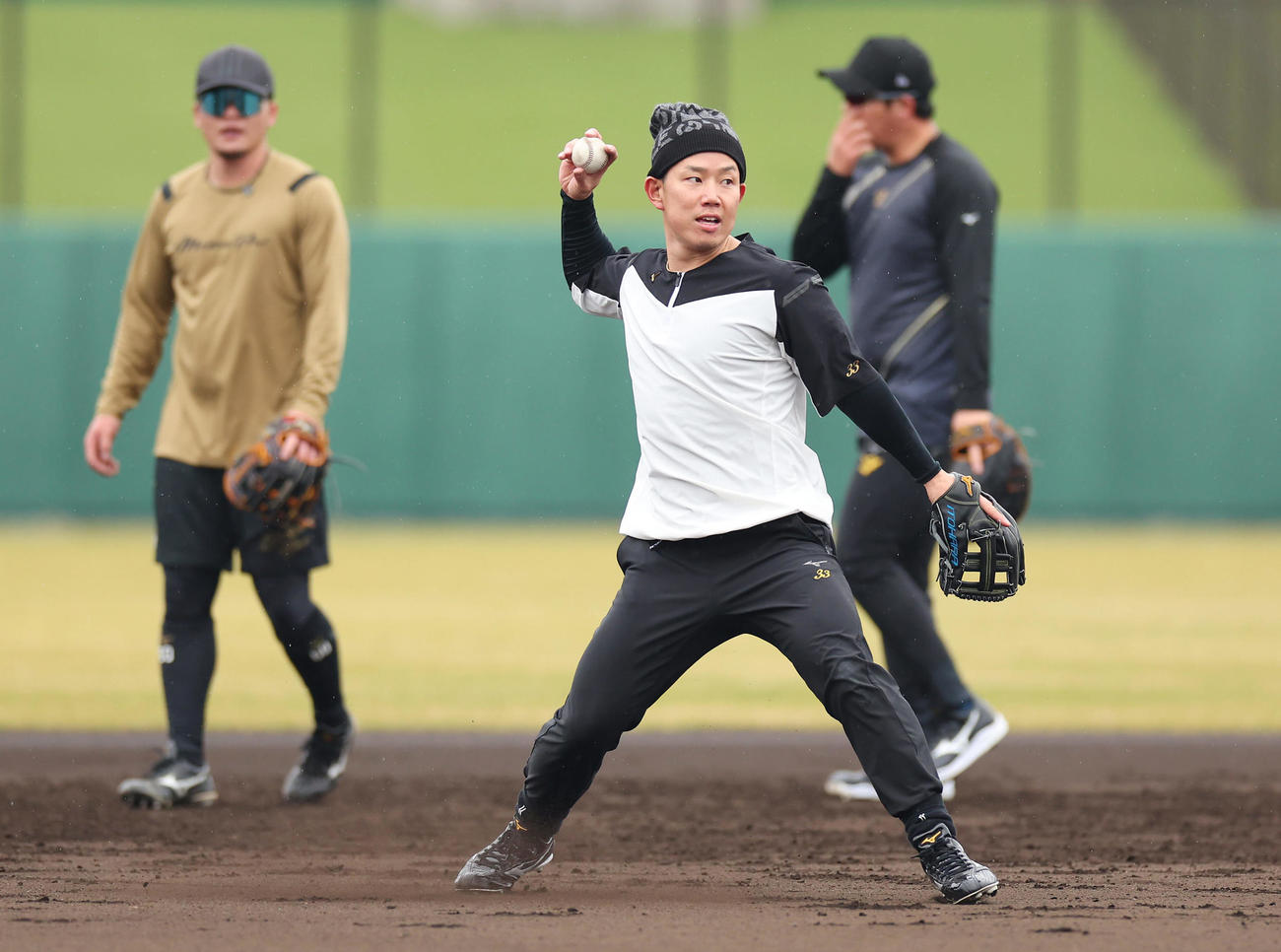自主トレを公開しノックを受ける阪神糸原。後方は小野寺（左）と大山（撮影・前田充）