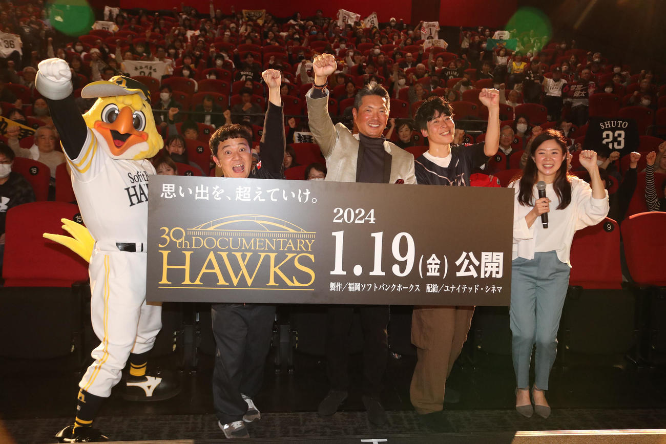 舞台あいさつ終了後にフォトセッションをする左からハリーホーク、斉藤優、小久保監督、矢野ペペ、球団オフィシャルリポーターの加藤和子（撮影・梅根麻紀）