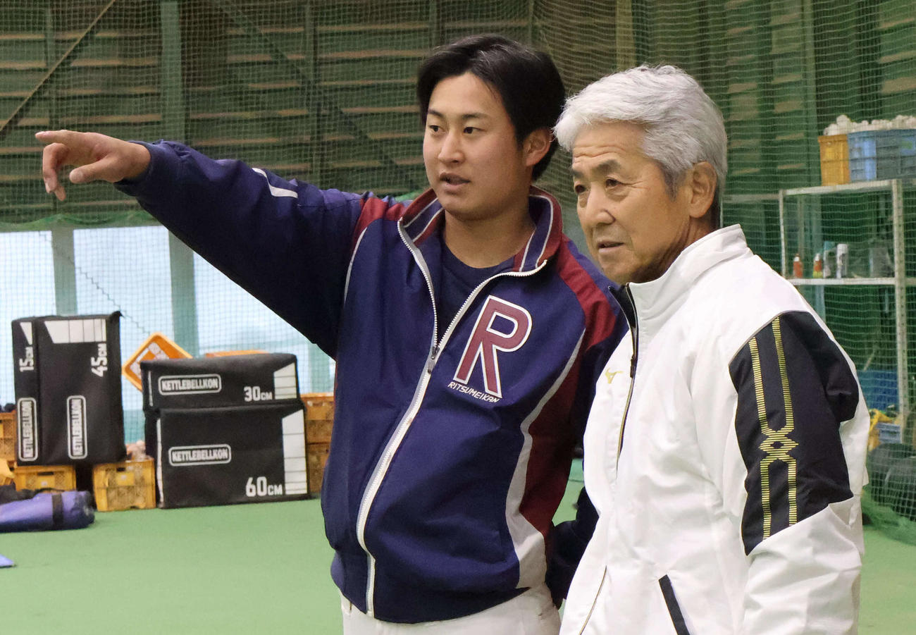 練習中に学生から選手の紹介を受ける立命大の片山正之新監督（撮影・古財稜明）