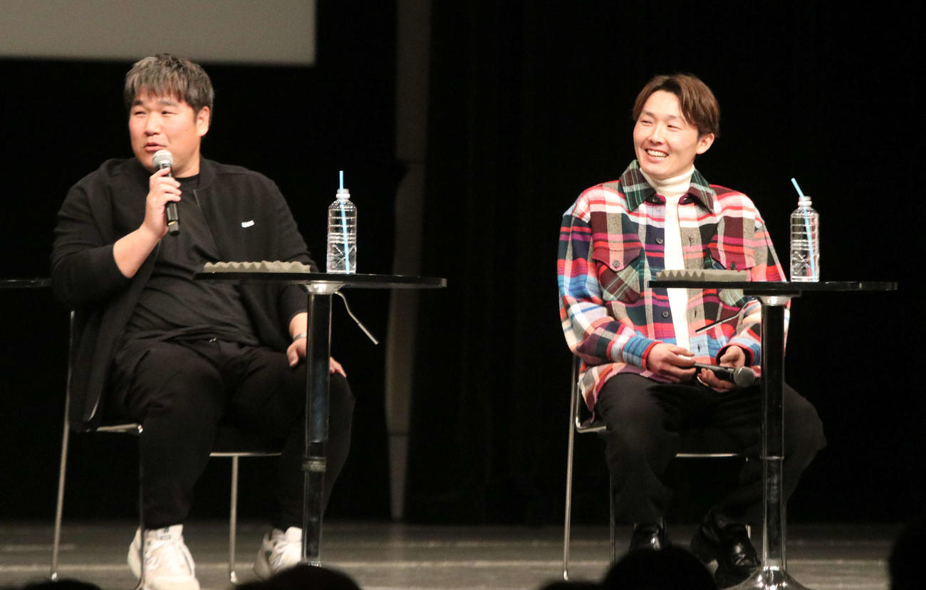 トークイベントに出席した西武中村剛（左）と源田（撮影・山崎純一）