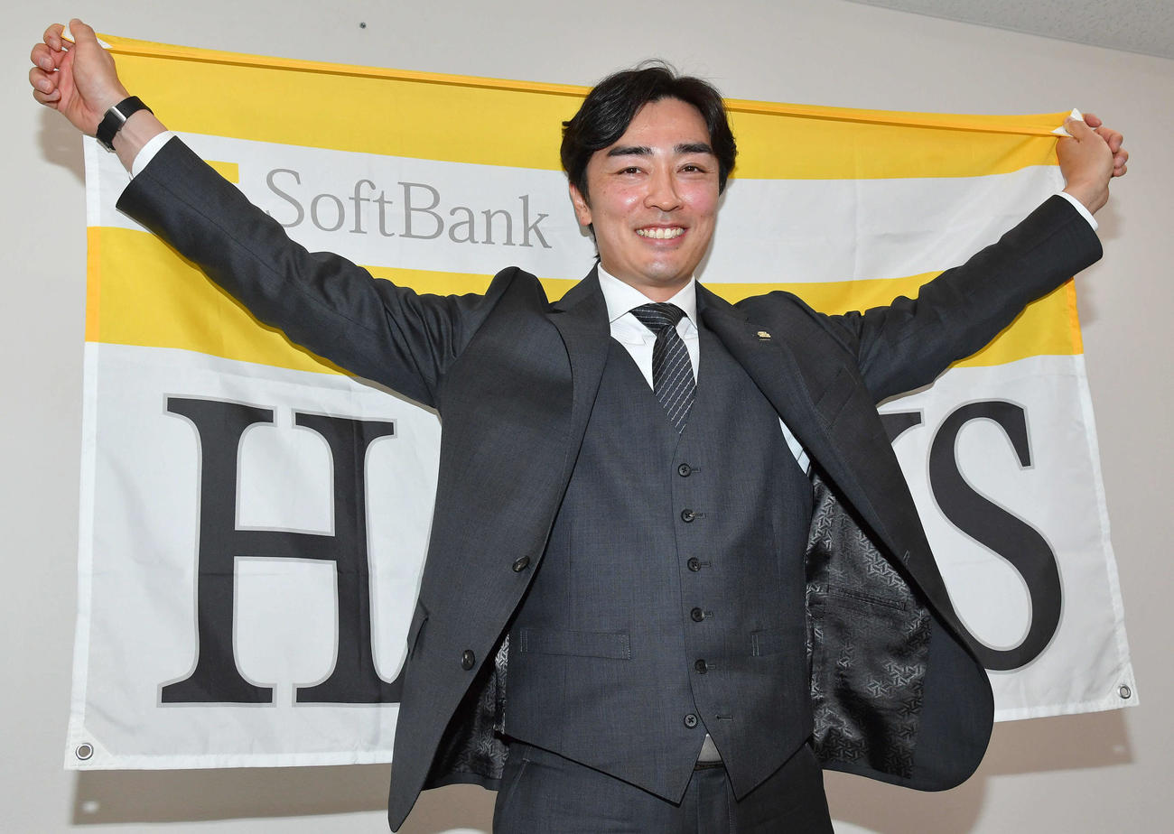 契約更改したソフトバンク和田毅は球団旗を背負う（23年12月25日撮影）