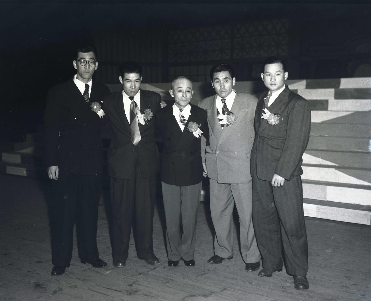 51年2月、セ・リーグ渡米選手壮行会にて川上哲治（右）と左から杉下茂、小鶴誠、小西得郎、藤村富美男