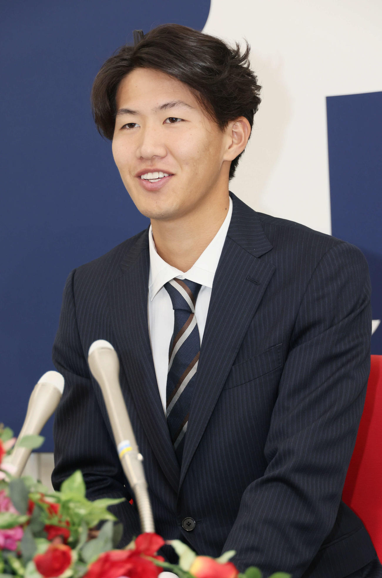 西川の人的補償でオリックスから広島に移籍、入団会見する日高（撮影・加藤孝規）