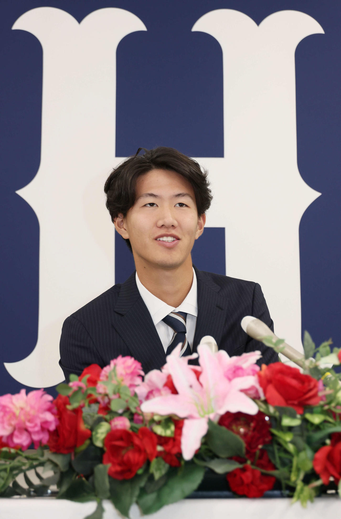 西川の人的補償でオリックスから広島に移籍、入団会見する日高（撮影・加藤孝規）