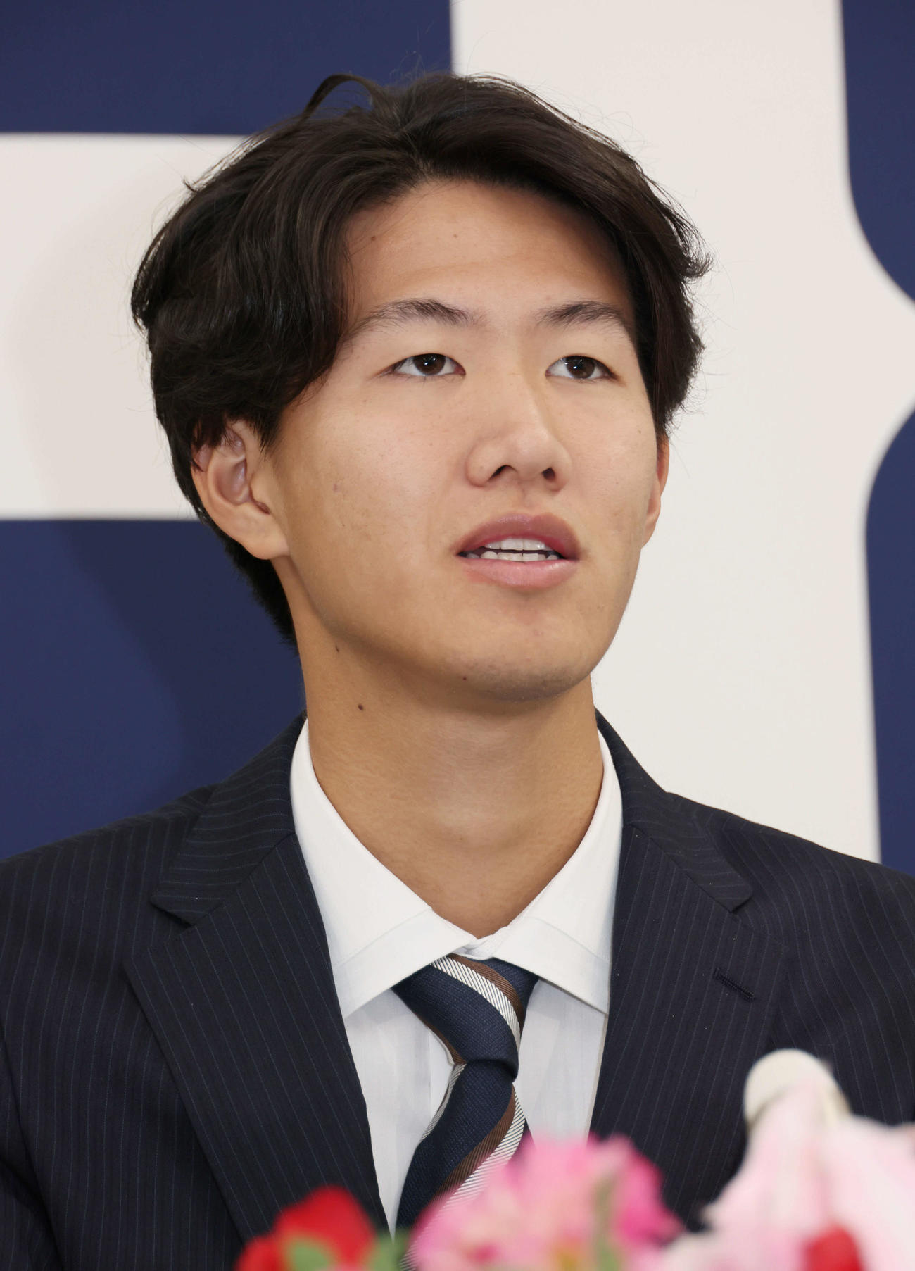 西川の人的補償でオリックスから広島に移籍、入団会見する日高（撮影・加藤孝規）