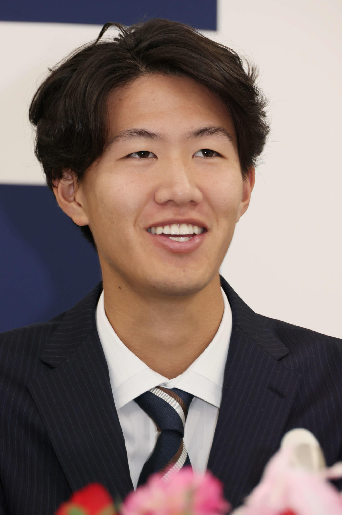 西川の人的補償でオリックスから広島に移籍、入団会見する日高（撮影・加藤孝規）