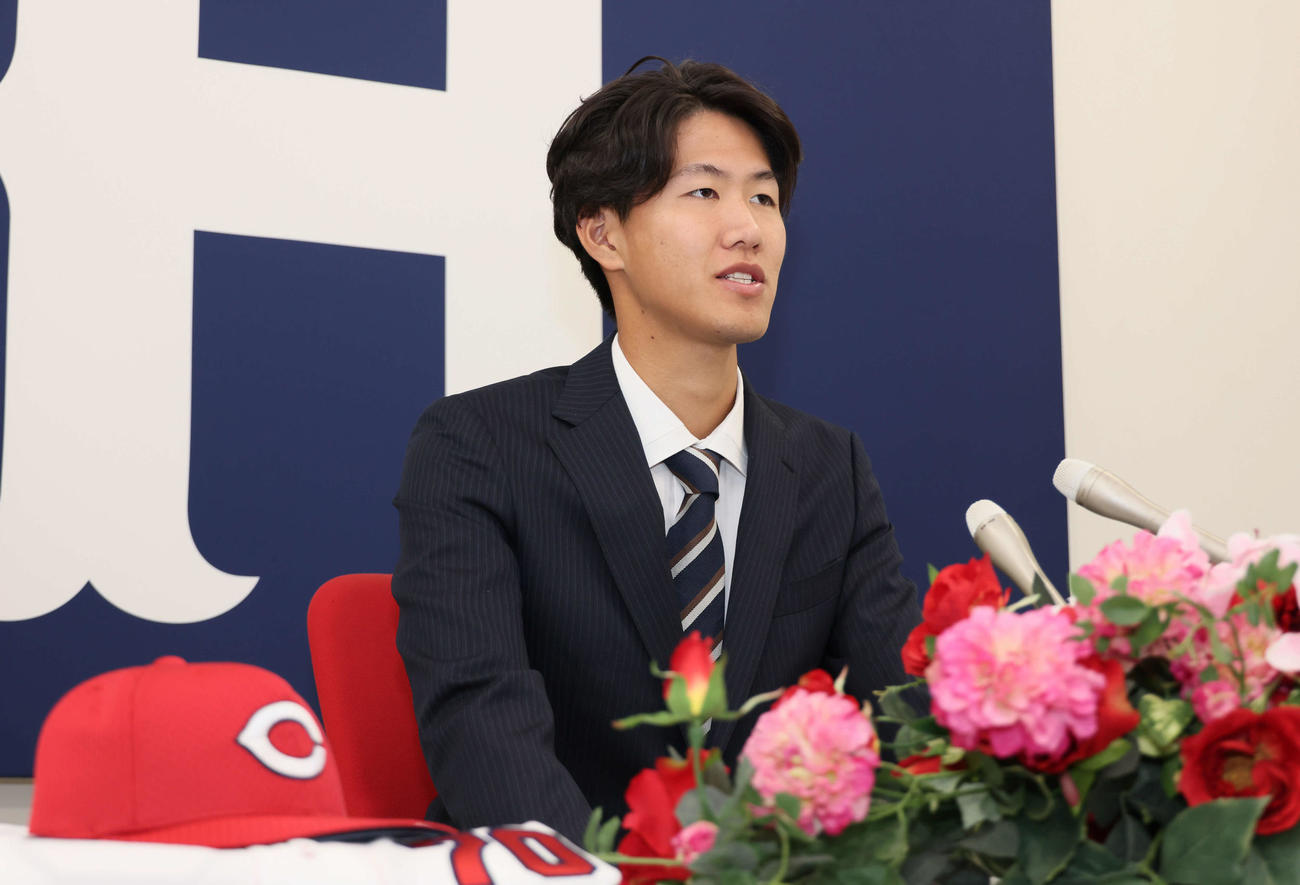 西川の人的補償でオリックスから広島に移籍、入団会見する日高（撮影・加藤孝規）