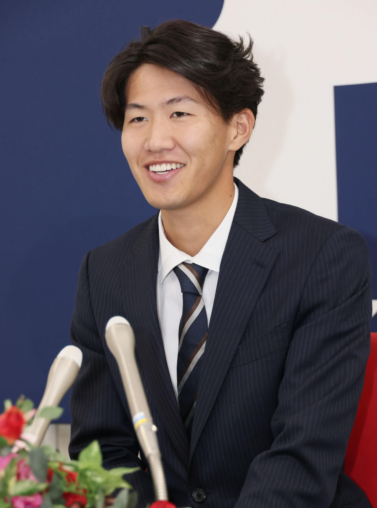 西川の人的補償でオリックスから広島に移籍、入団会見する日高（撮影・加藤孝規）
