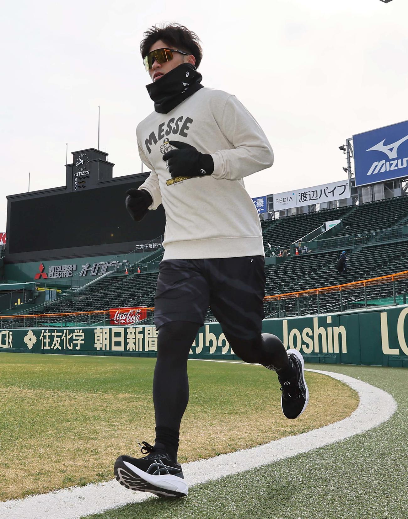 甲子園球場の外野を走る坂本（撮影・上田博志）