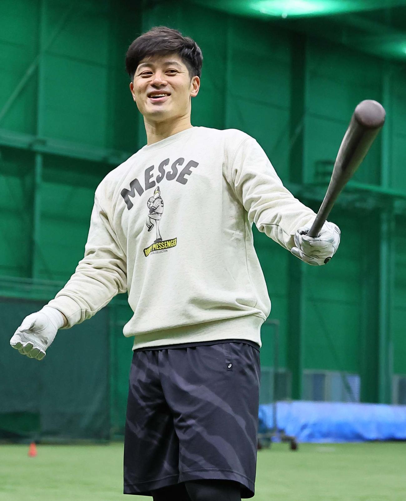 バットを手に笑顔を見せる坂本（撮影・上田博志）