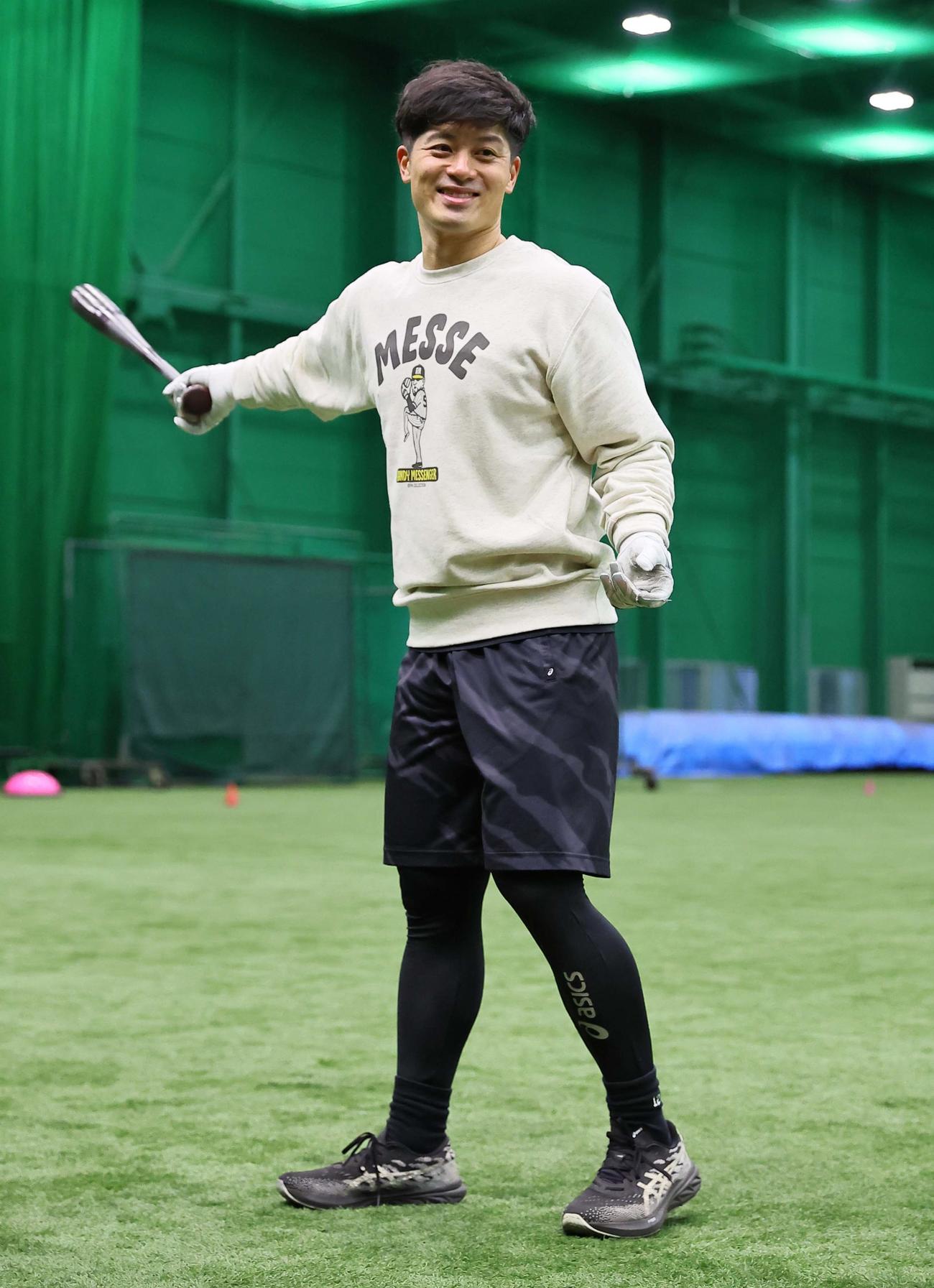 バットを手に笑顔を見せる坂本（撮影・上田博志）