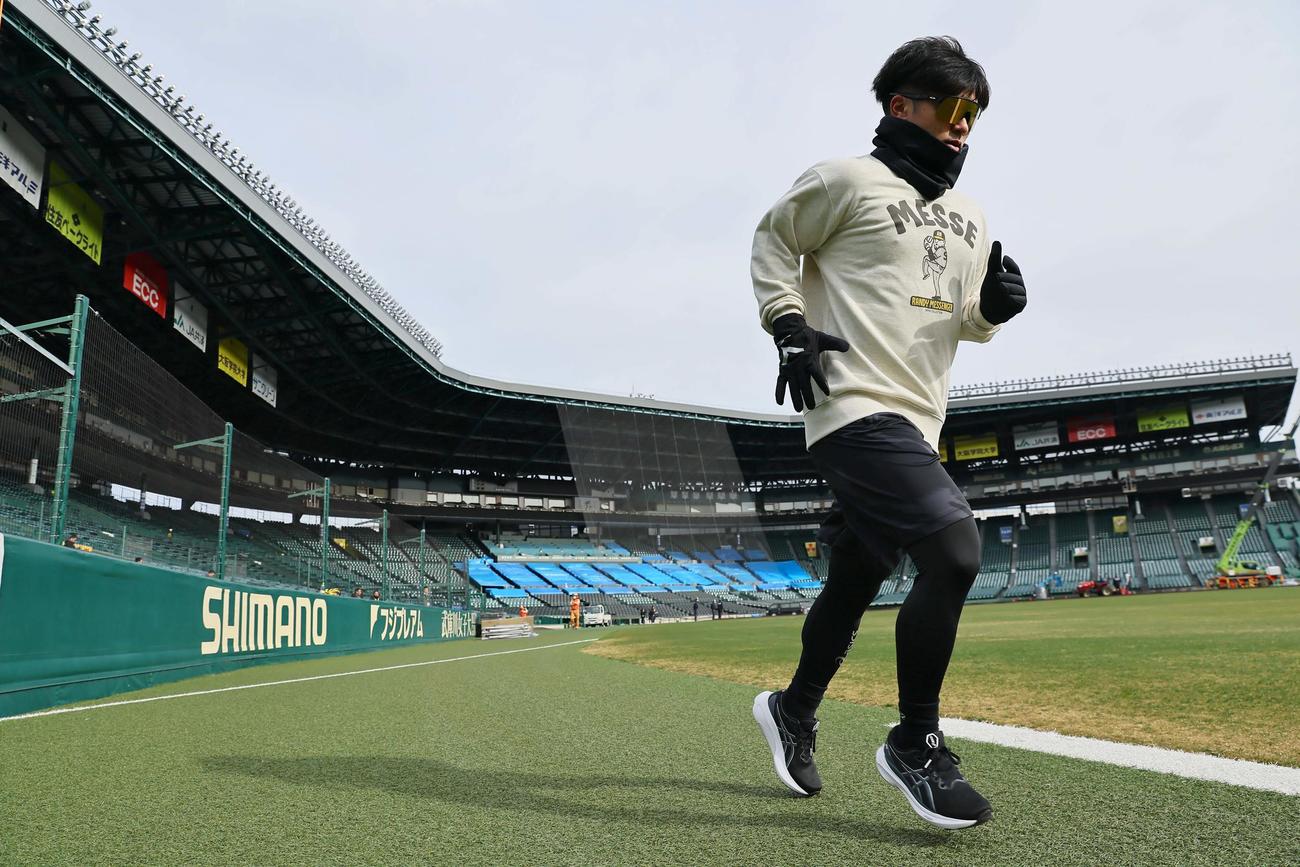 甲子園球場の外野を走る坂本（撮影・上田博志）
