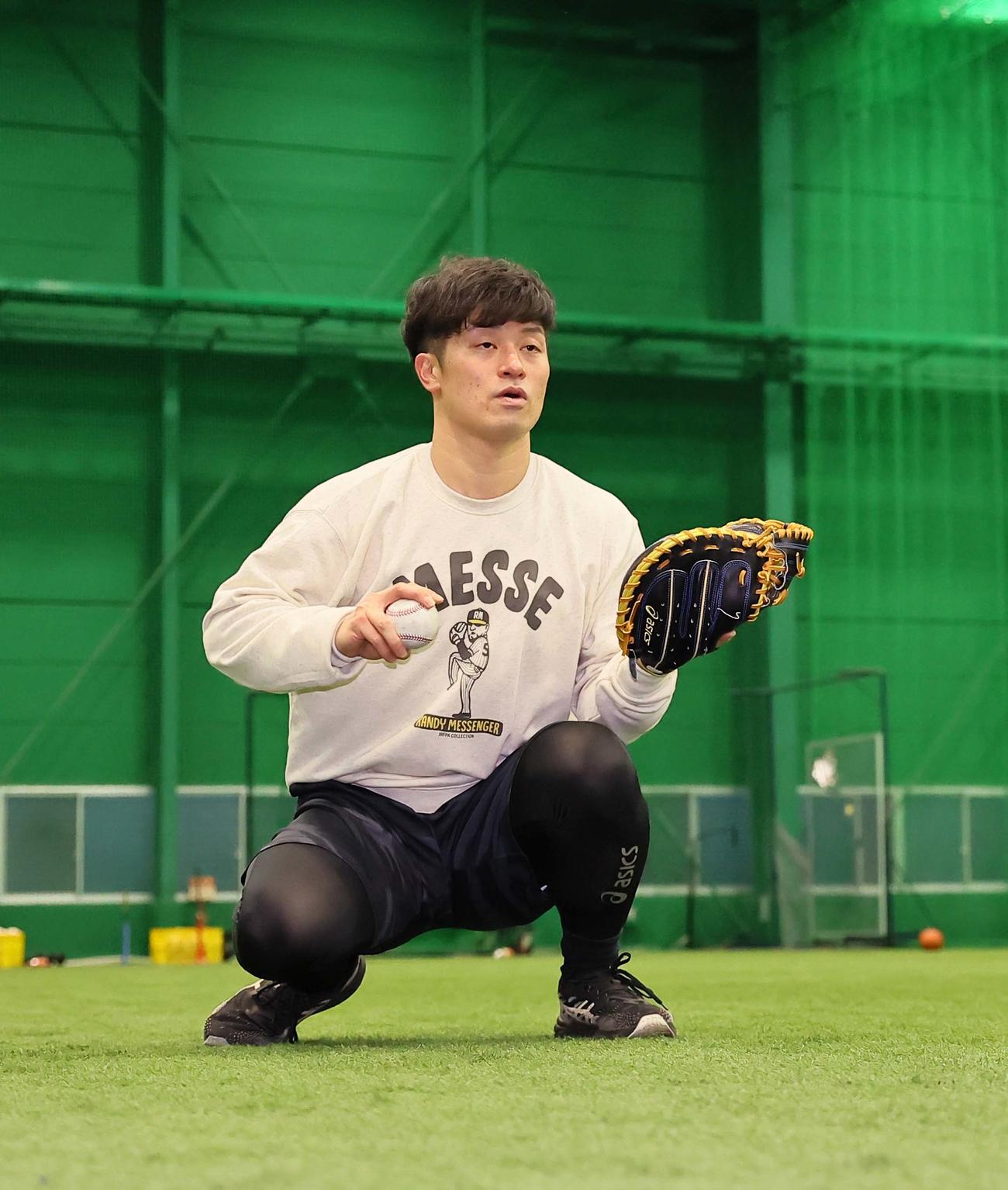 座りからの送球練習を繰り返す坂本（撮影・上田博志）