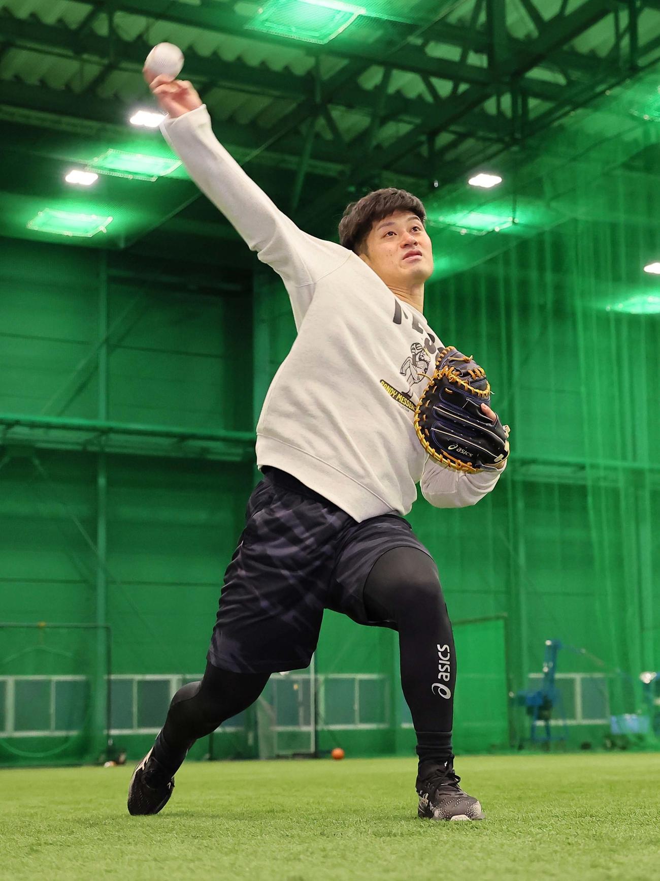 座りからの送球練習を繰り返す坂本（撮影・上田博志）