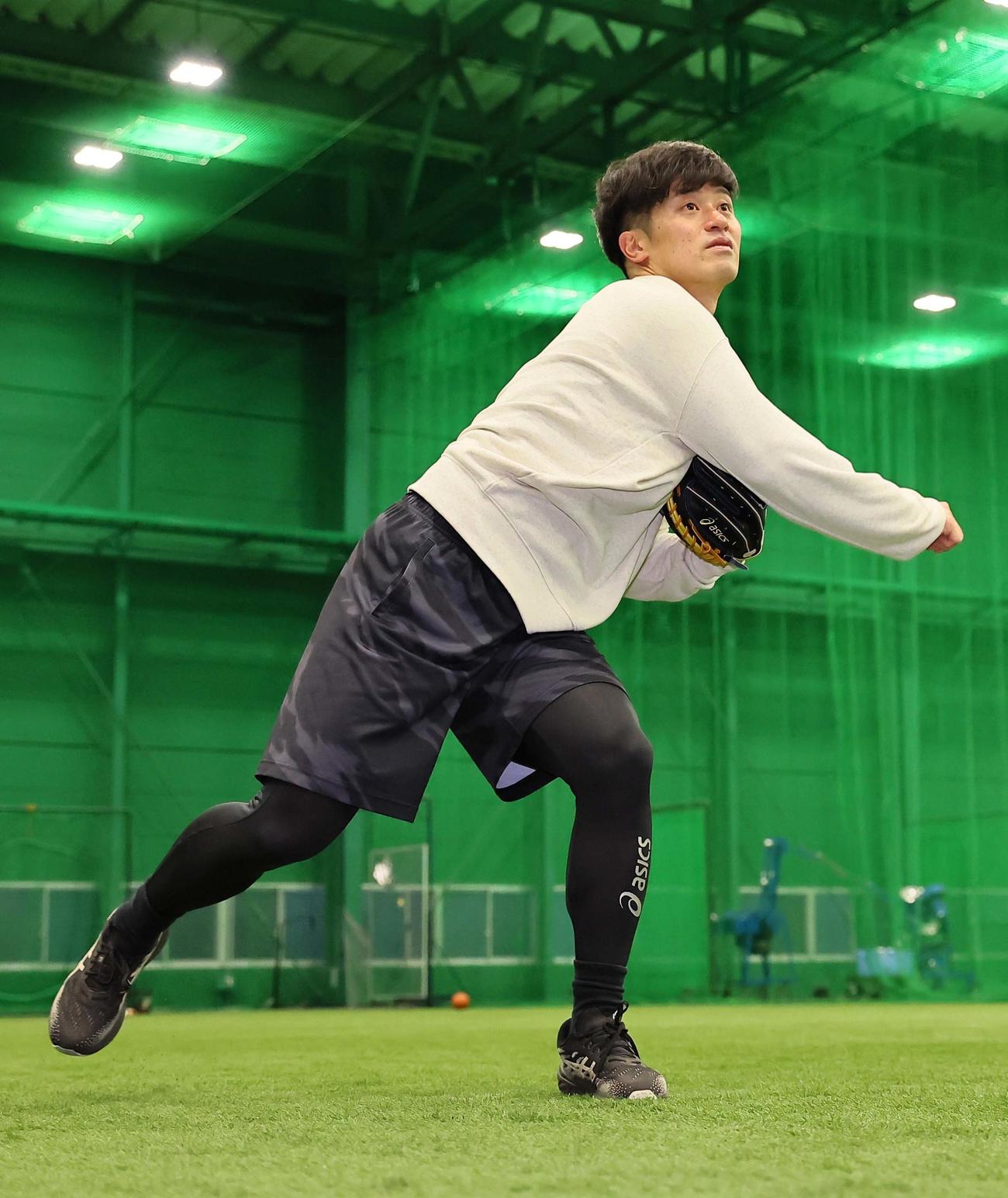 座りからの送球練習を繰り返す坂本（撮影・上田博志）
