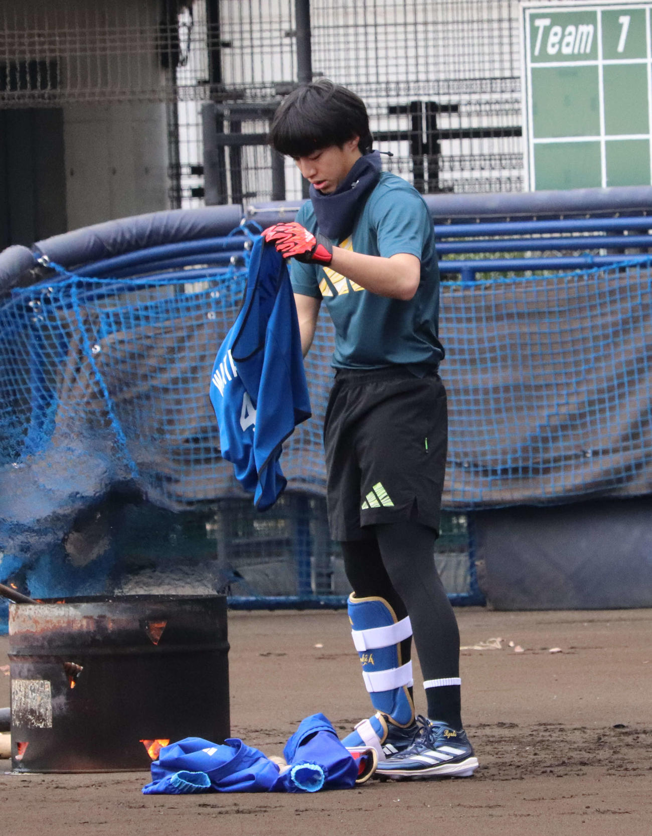球団施設DOCKで新人合同自主トレに参加し、半袖に着替えるDeNAドラフト1位の度会（撮影・小早川宗一郎）