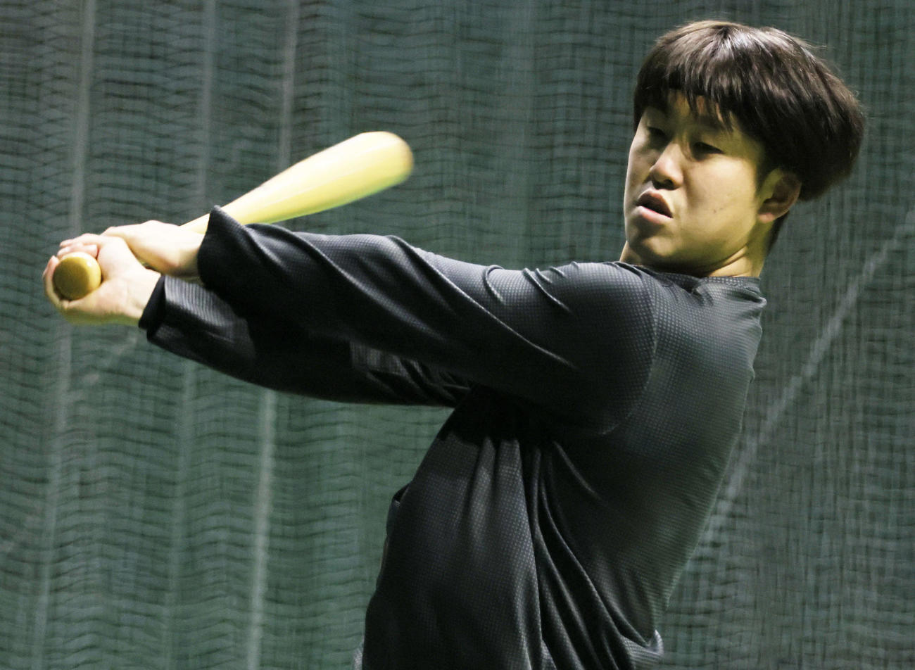 自主トレで、ティー打撃練習をする広島小園（撮影・加藤孝規）
