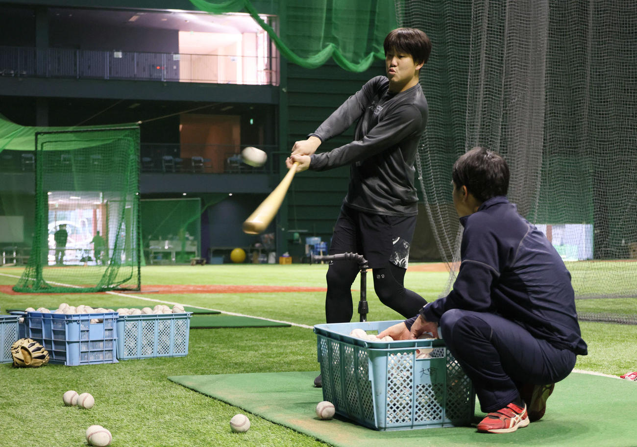 自主トレで、ティー打撃練習をする広島小園（撮影・加藤孝規）