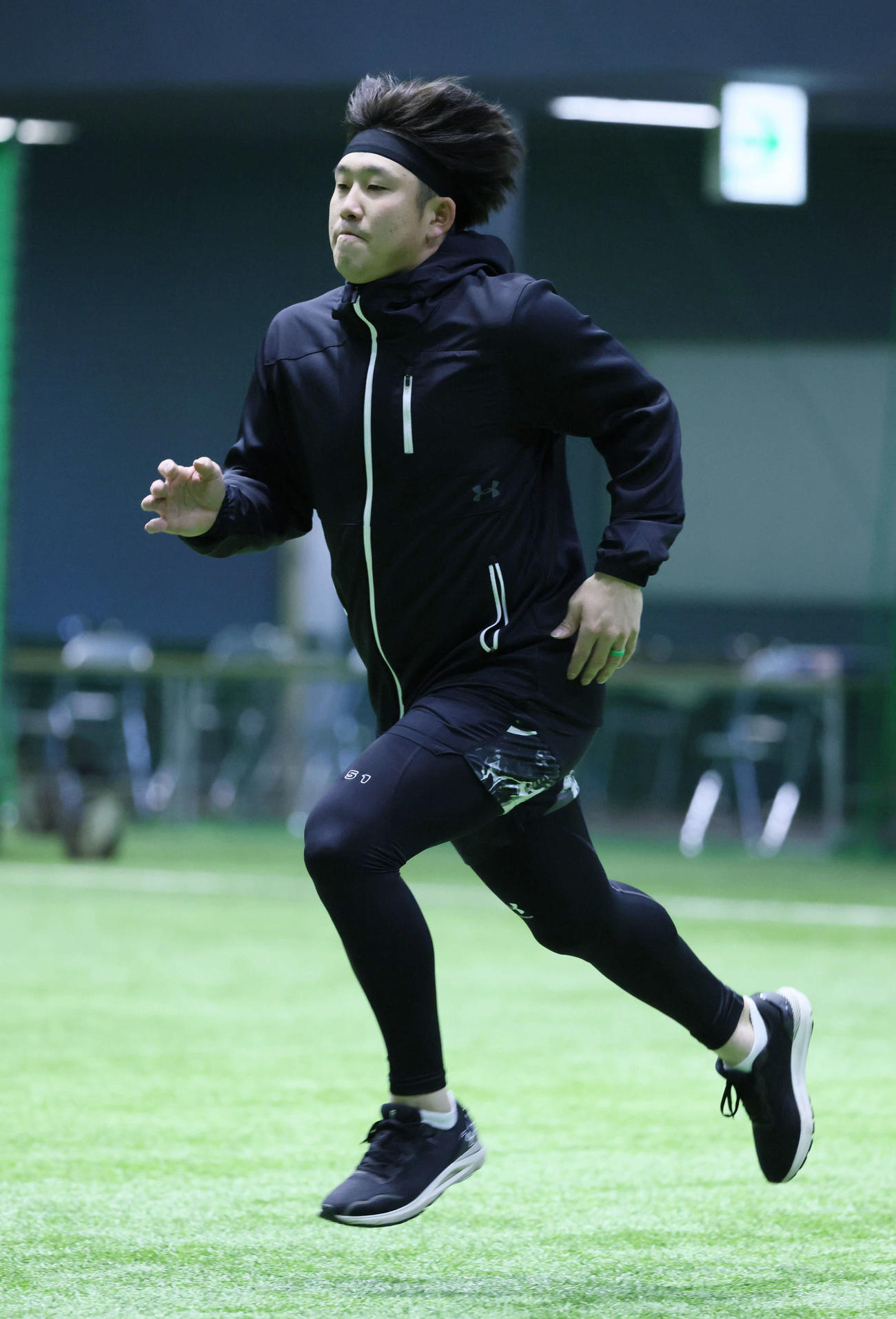 自主トレで走り込む広島小園（撮影・加藤孝規）