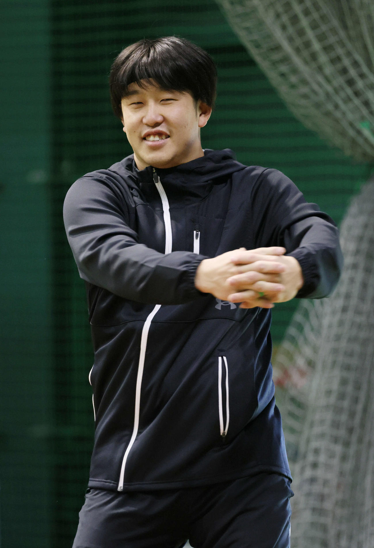 自主トレ中、笑顔をみせる広島小園（撮影・加藤孝規）