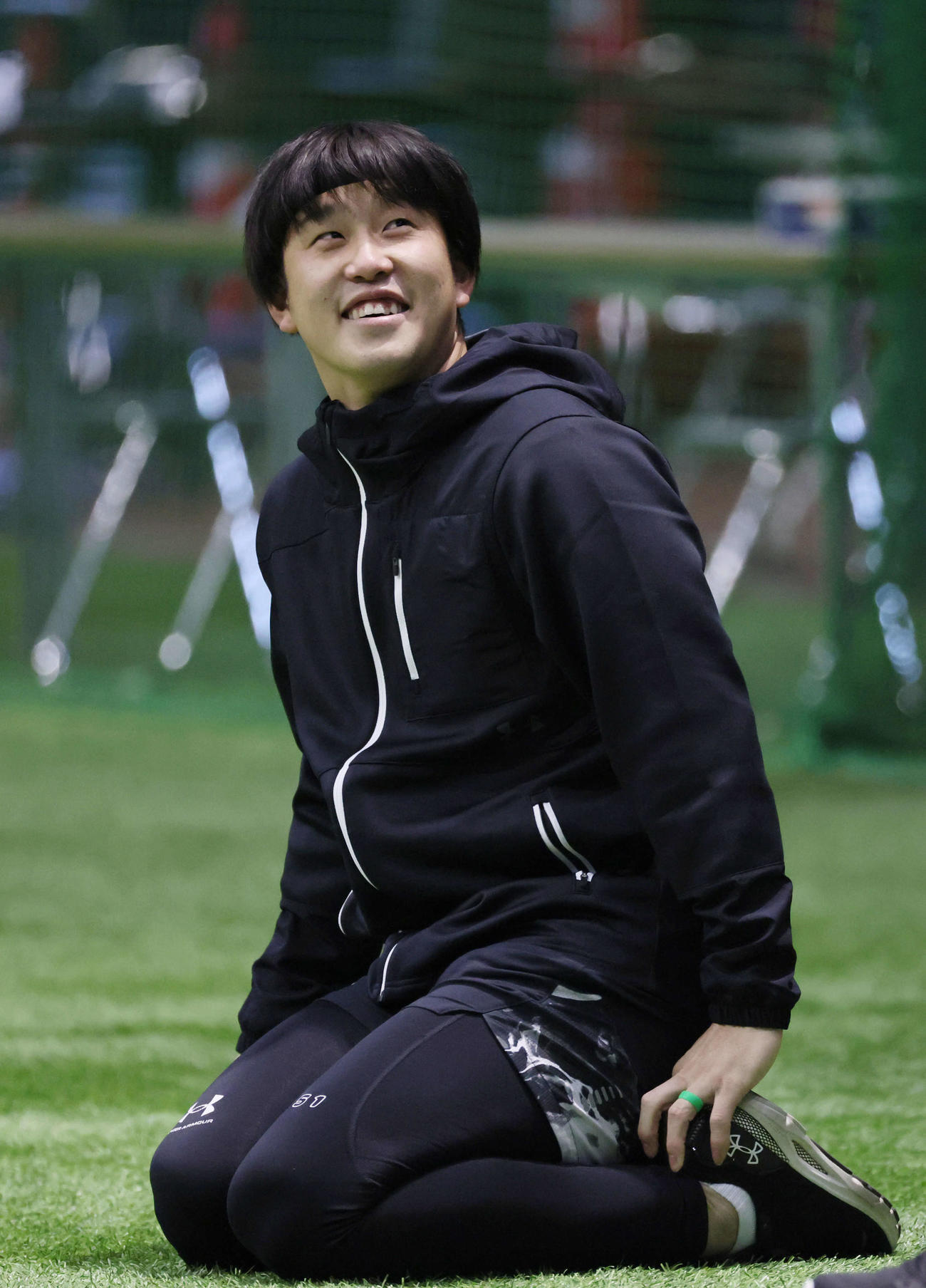 自主トレ中、笑顔をみせる広島小園（撮影・加藤孝規）