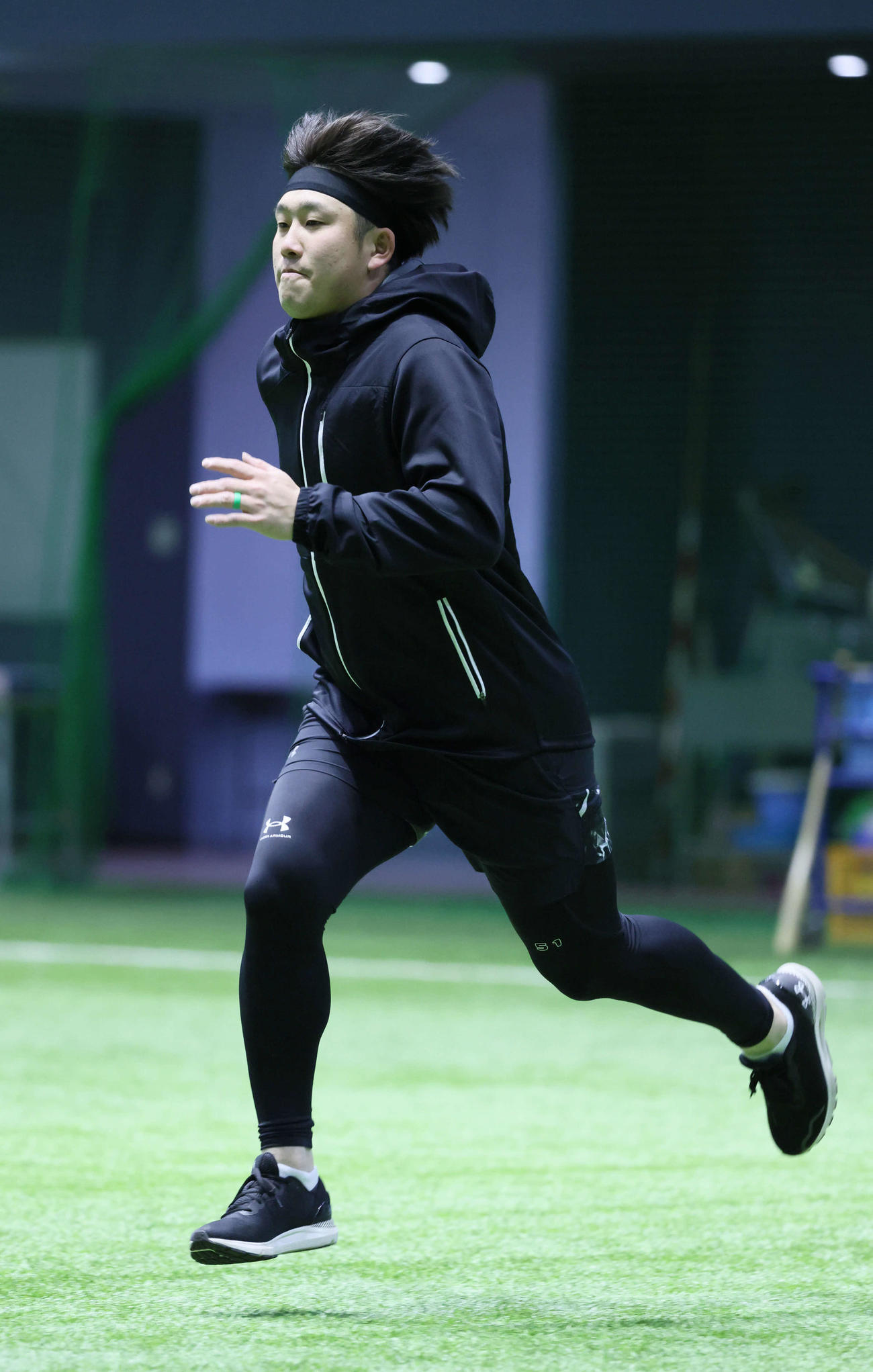 自主トレで走り込む広島小園（撮影・加藤孝規）