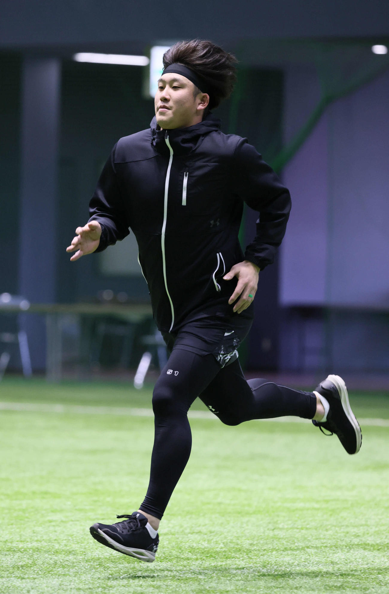 自主トレで走り込む広島小園（撮影・加藤孝規）