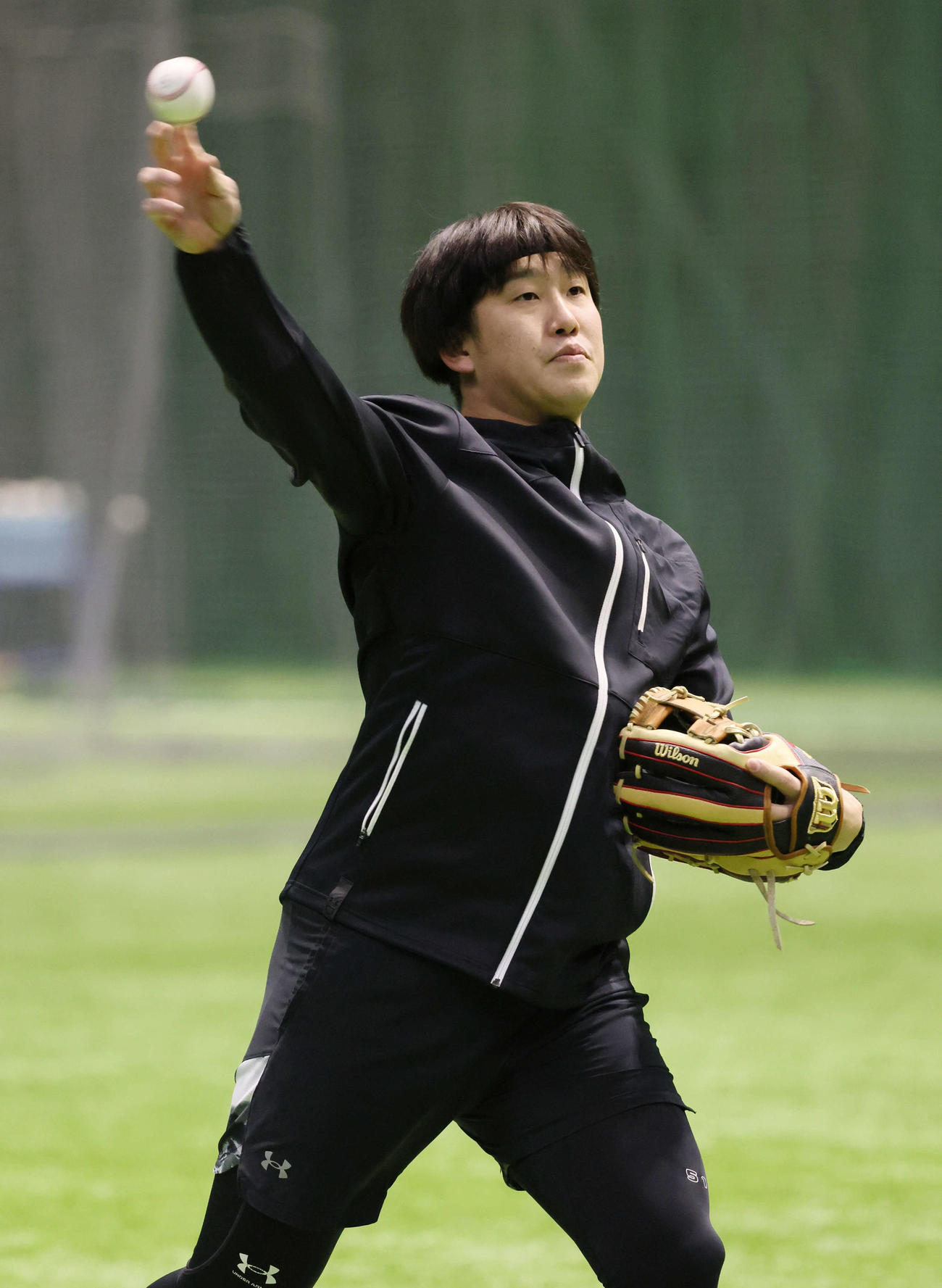 自主トレでキャッチボールをする広島小園（撮影・加藤孝規）