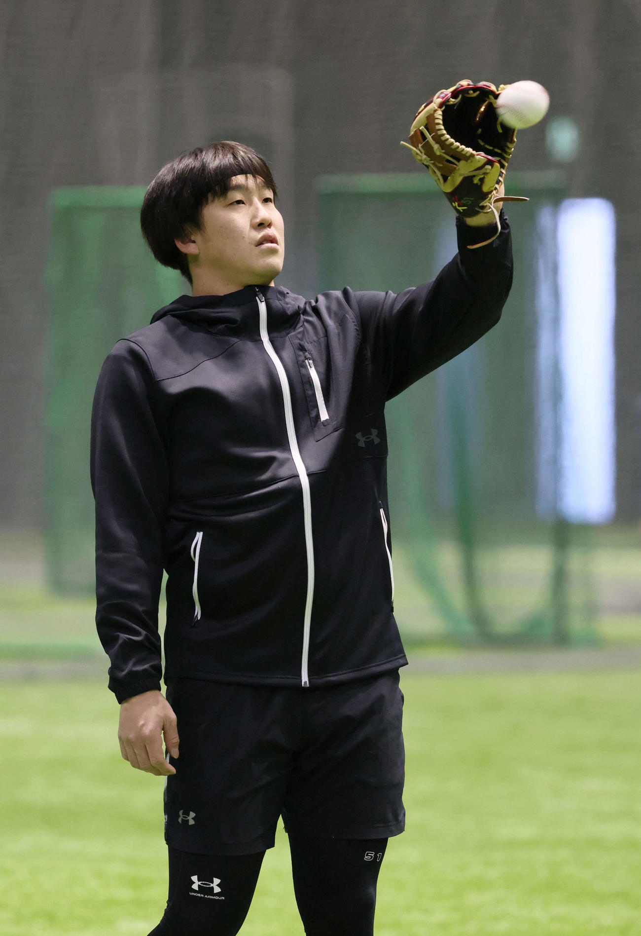 自主トレでキャッチボールをする広島小園（撮影・加藤孝規）