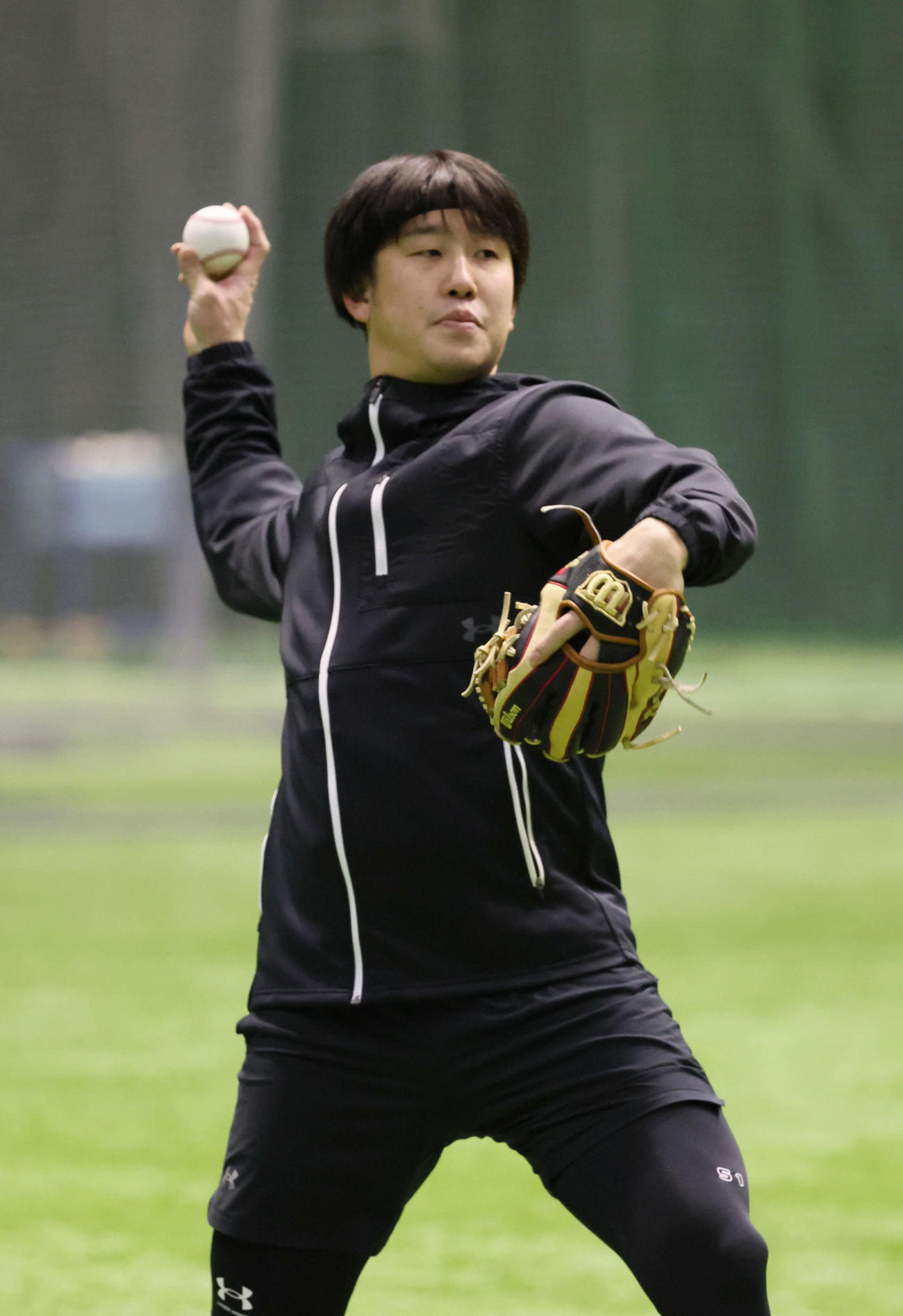 自主トレでキャッチボールをする広島小園（撮影・加藤孝規）