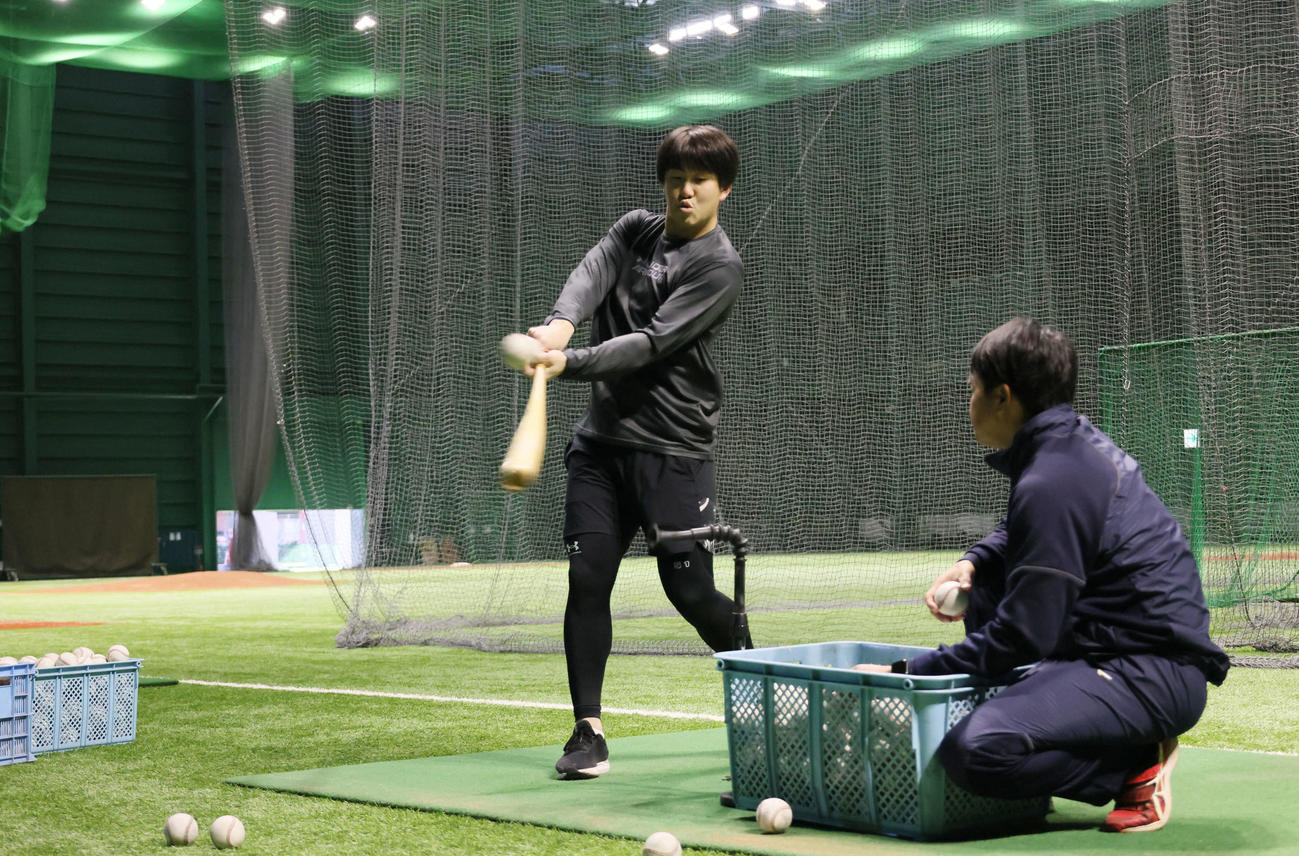 自主トレで、ティー打撃練習をする広島小園（撮影・加藤孝規）