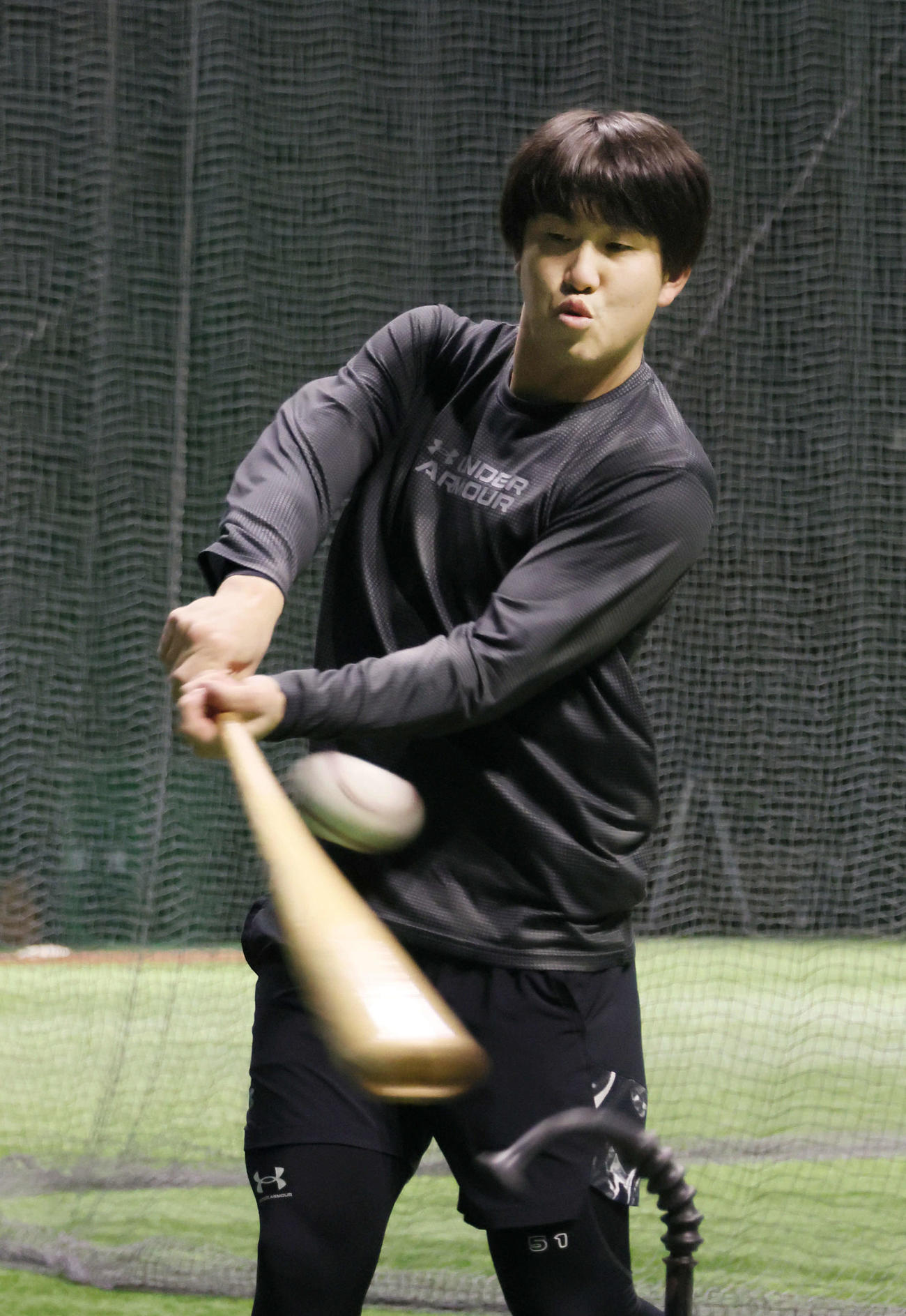 自主トレで、ティー打撃練習をする広島小園（撮影・加藤孝規）