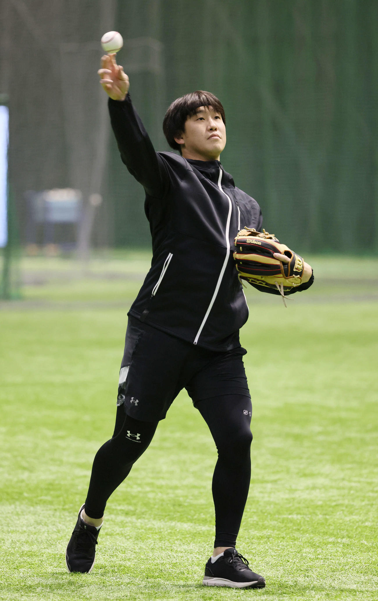 自主トレでキャッチボールをする広島小園（撮影・加藤孝規）