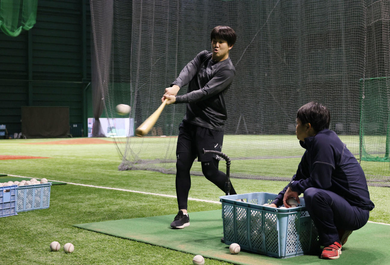 自主トレで、ティー打撃練習をする広島小園（撮影・加藤孝規）