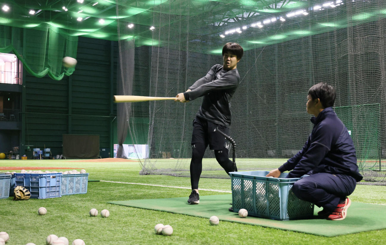 自主トレで、ティー打撃練習をする広島小園（撮影・加藤孝規）