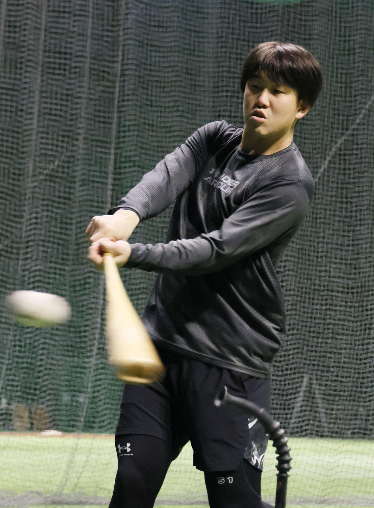 自主トレで、ティー打撃練習をする広島小園（撮影・加藤孝規）