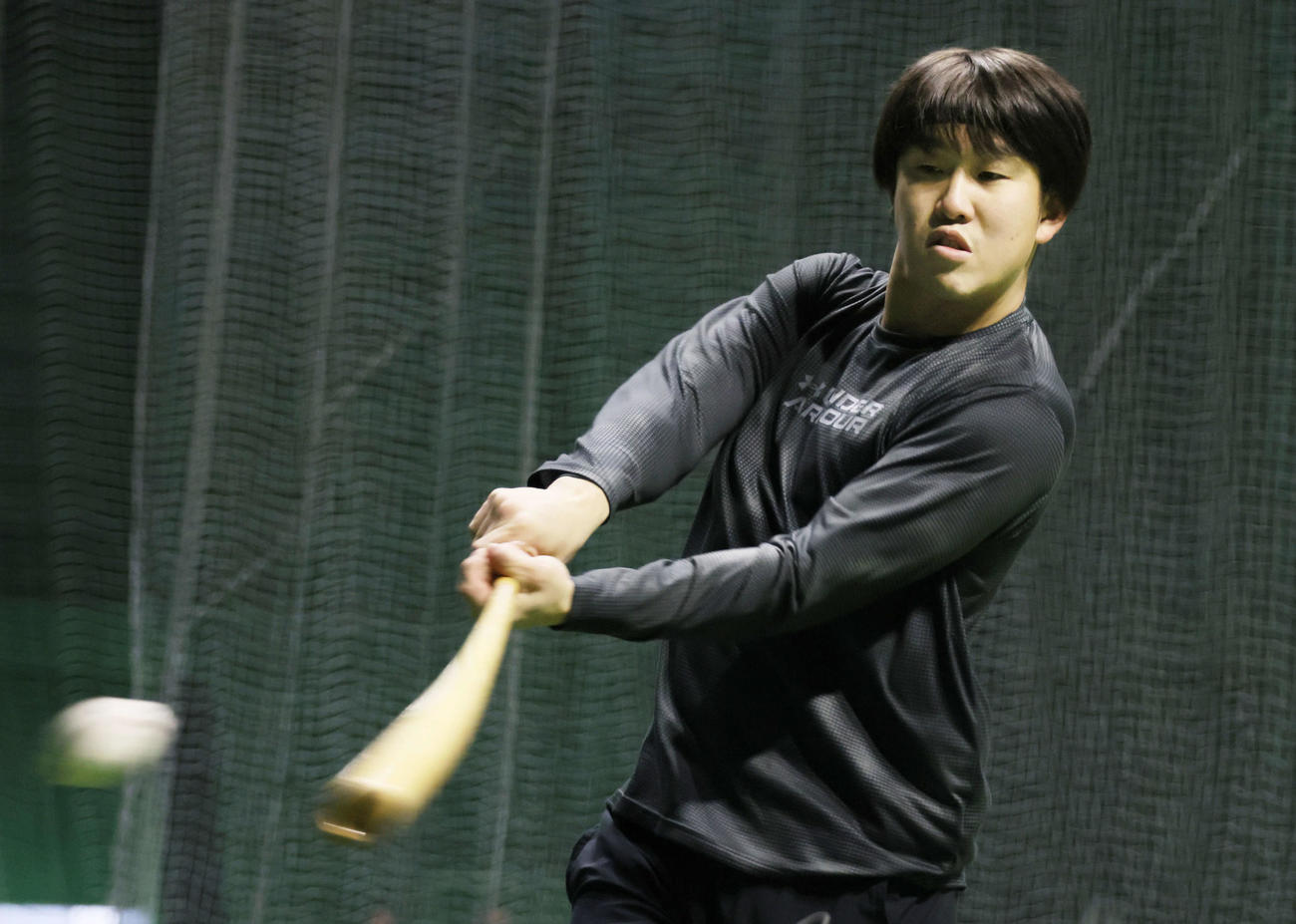 自主トレで、ティー打撃練習をする広島小園（撮影・加藤孝規）