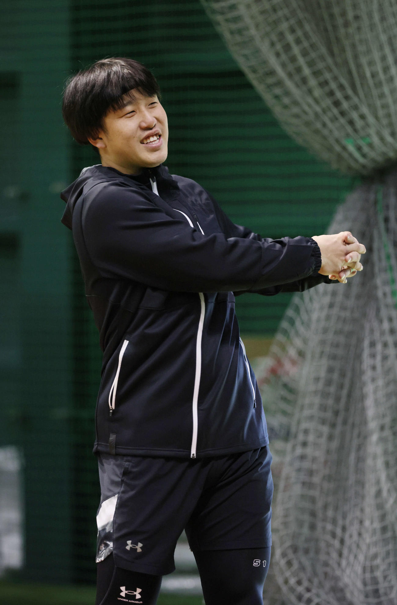 自主トレ中、笑顔をみせる広島小園（撮影・加藤孝規）