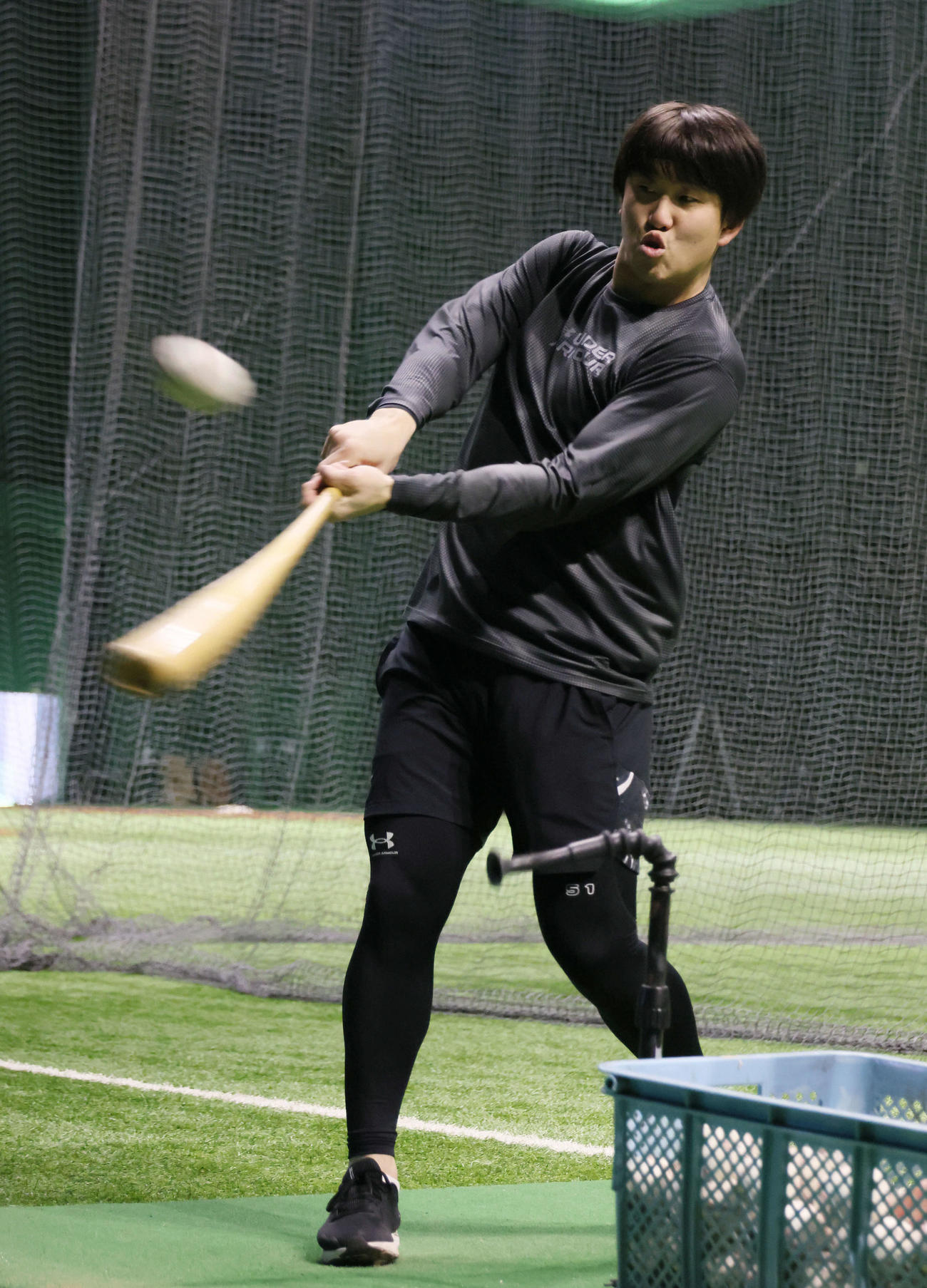 自主トレで、ティー打撃練習をする広島小園（撮影・加藤孝規）