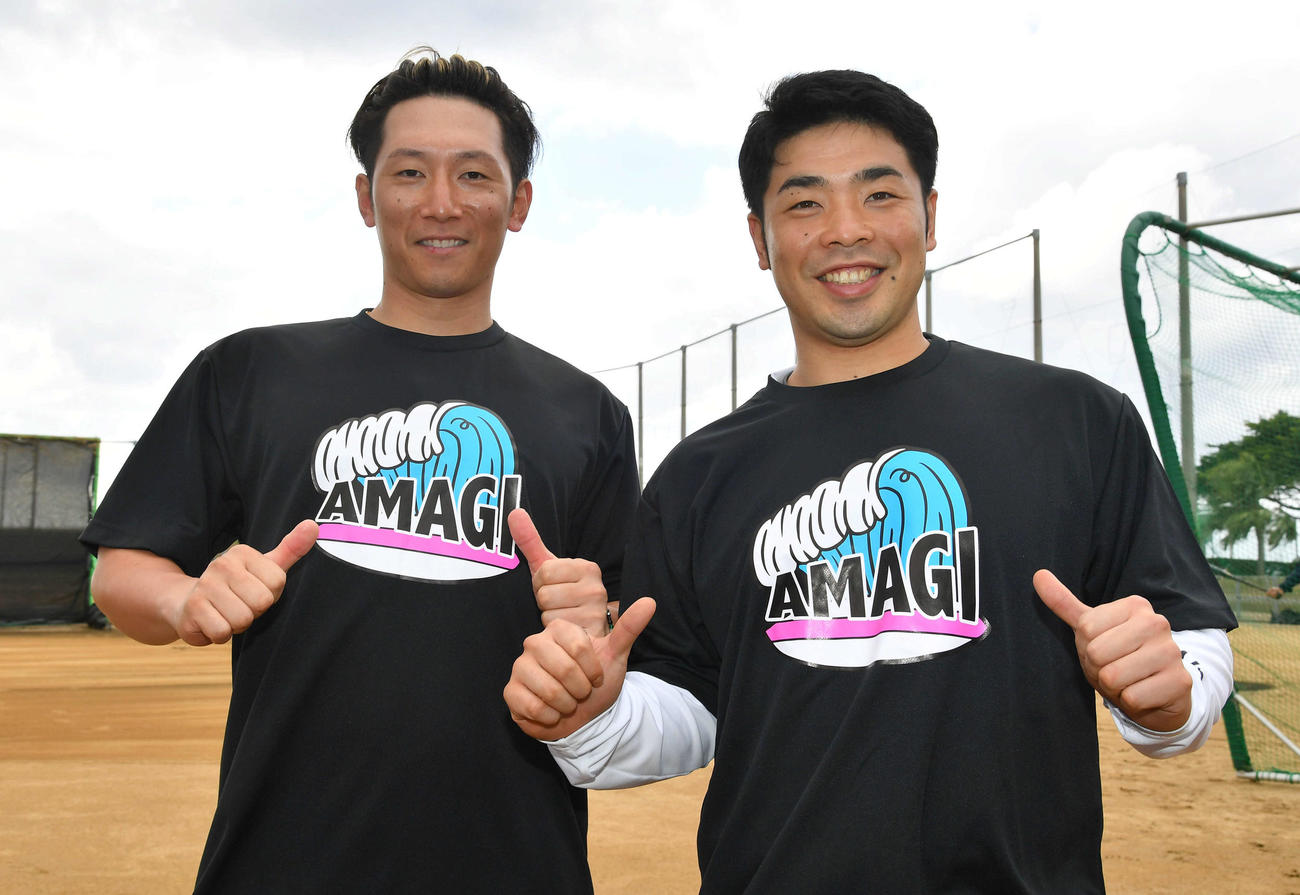 徳之島の天城町で自主トレを行うソフトバンク近藤（右）とオリックス西川は、「AMAGI」Tシャツを着て笑顔でポーズ（撮影・岩下翔太）