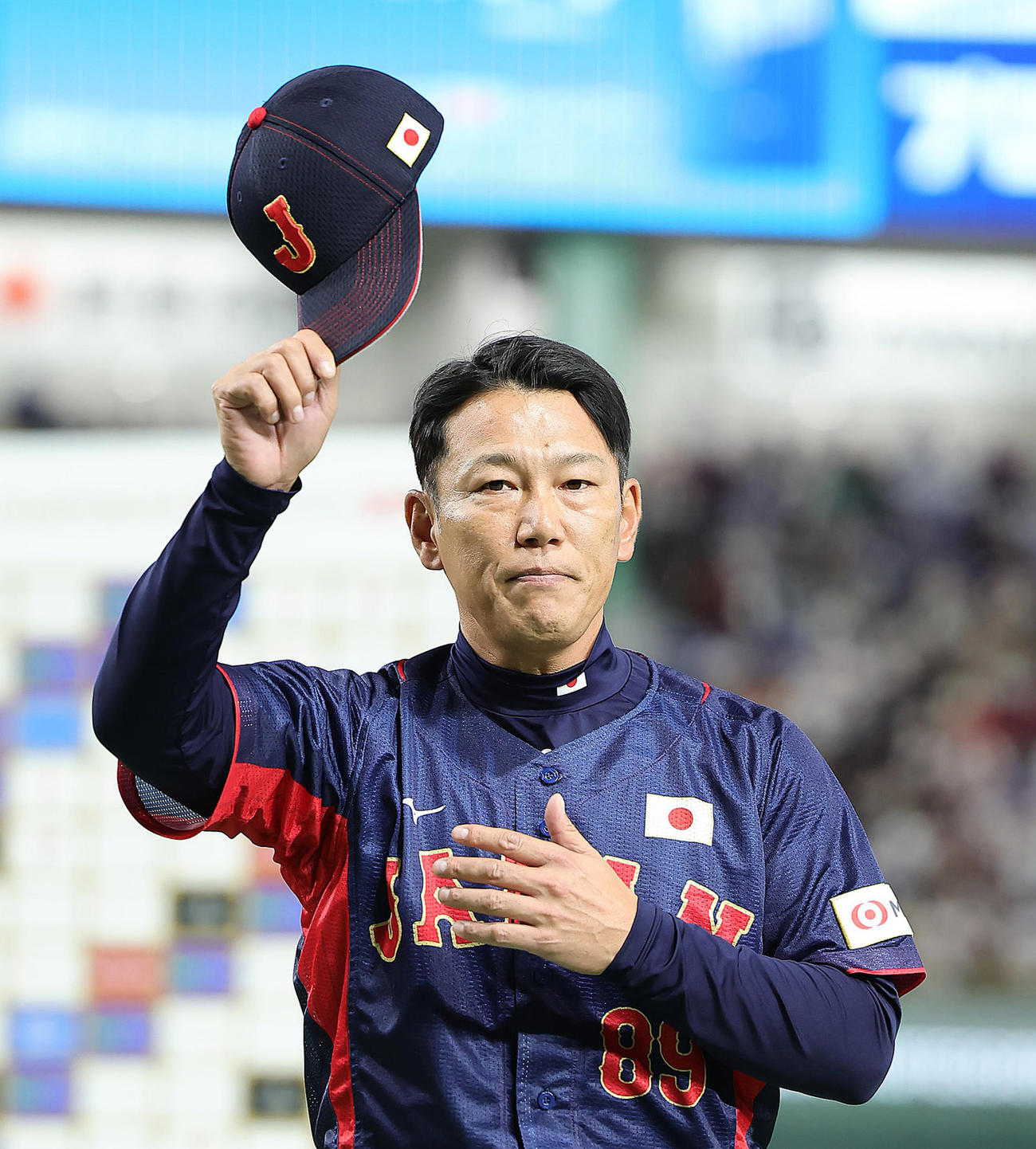プロ野球チャンピオンシップで勝利し、声援に応える侍ジャパン井端監督