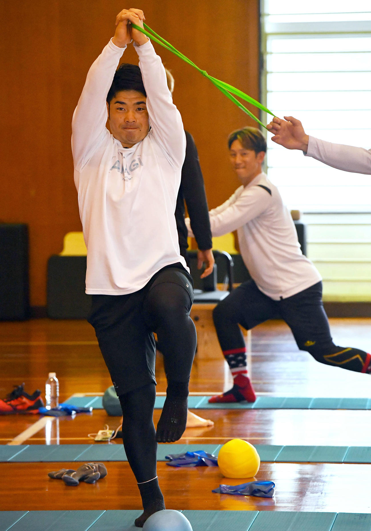 体幹トレーニングを行うソフトバンク近藤（左）。右はオリックス西川（撮影・岩下翔太）