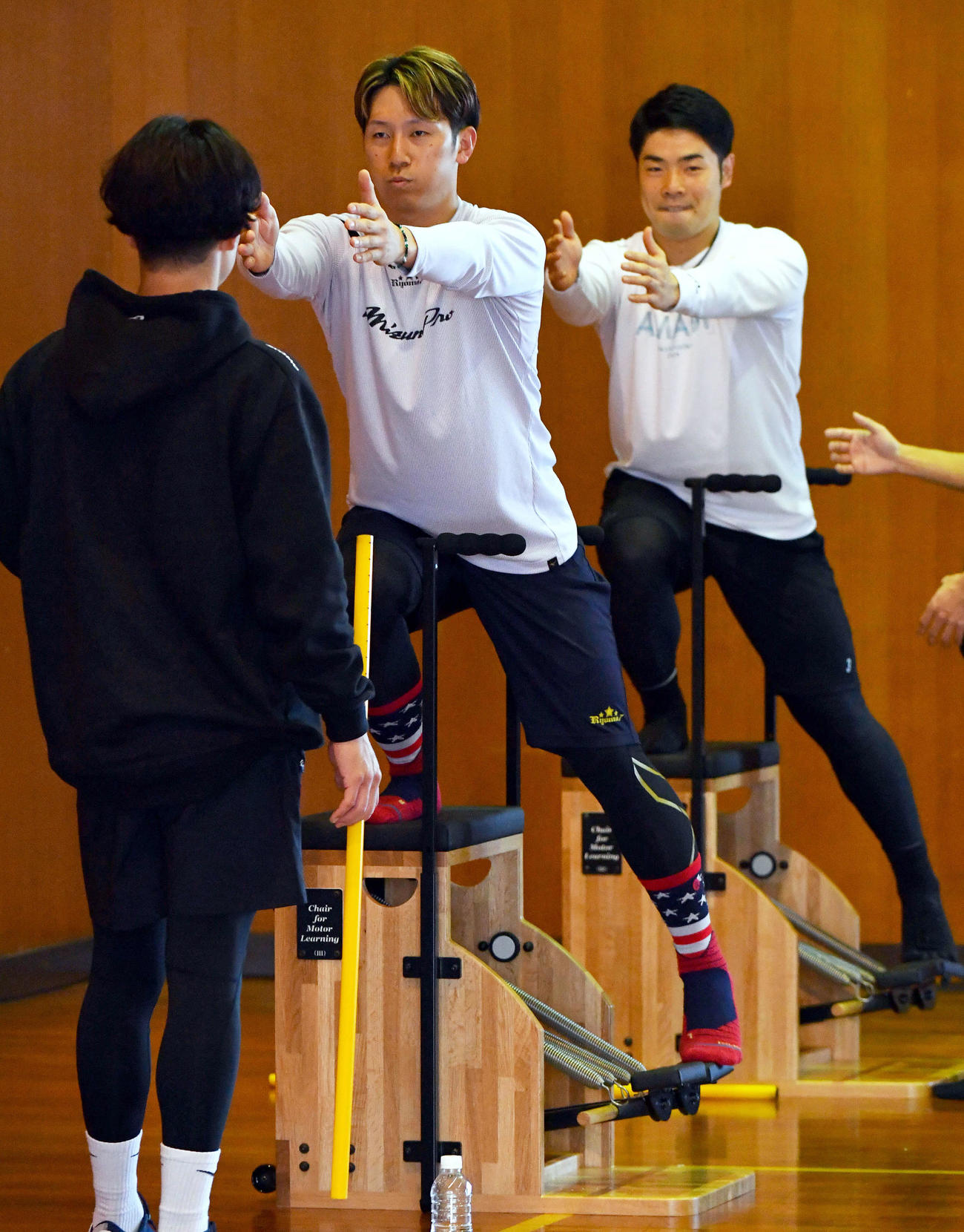 ソフトバンク近藤（右）と並んでトレーニングを行うオリックス西川（撮影・岩下翔太）